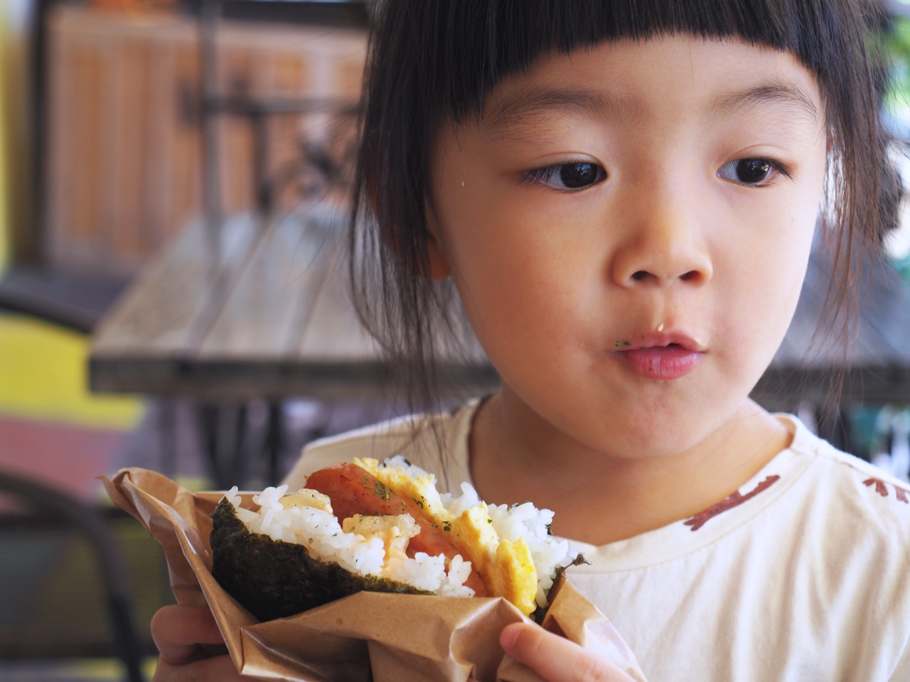 美國村美食｜pork tamago onigiri ポーたま北谷店，美味豬肉蛋飯糰再來杯柳橙汁  搭配湛藍的無敵海景！ @台客X文青的夫婦日常