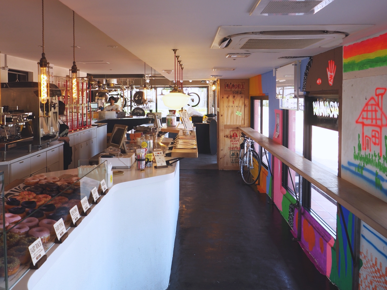 沖繩北谷町冰淇淋｜Caravana，義式冰淇淋和美式甜甜圈專賣店，每日有不同的限定口味！ @台客X文青的夫婦日常