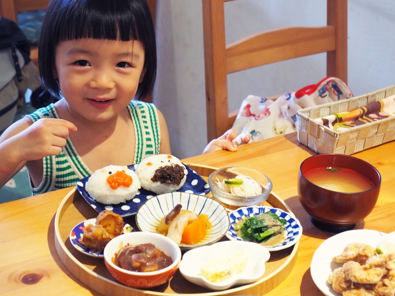 高雄左營區美食｜開動了日本家庭料理，日本媽媽手作的地道日式定食  推薦療癒的笑臉飯糰 @台客X文青的夫婦日常