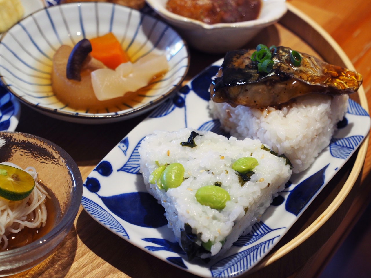 高雄左營區美食｜開動了日本家庭料理，日本媽媽手作的地道日式定食  推薦療癒的笑臉飯糰 @台客X文青的夫婦日常