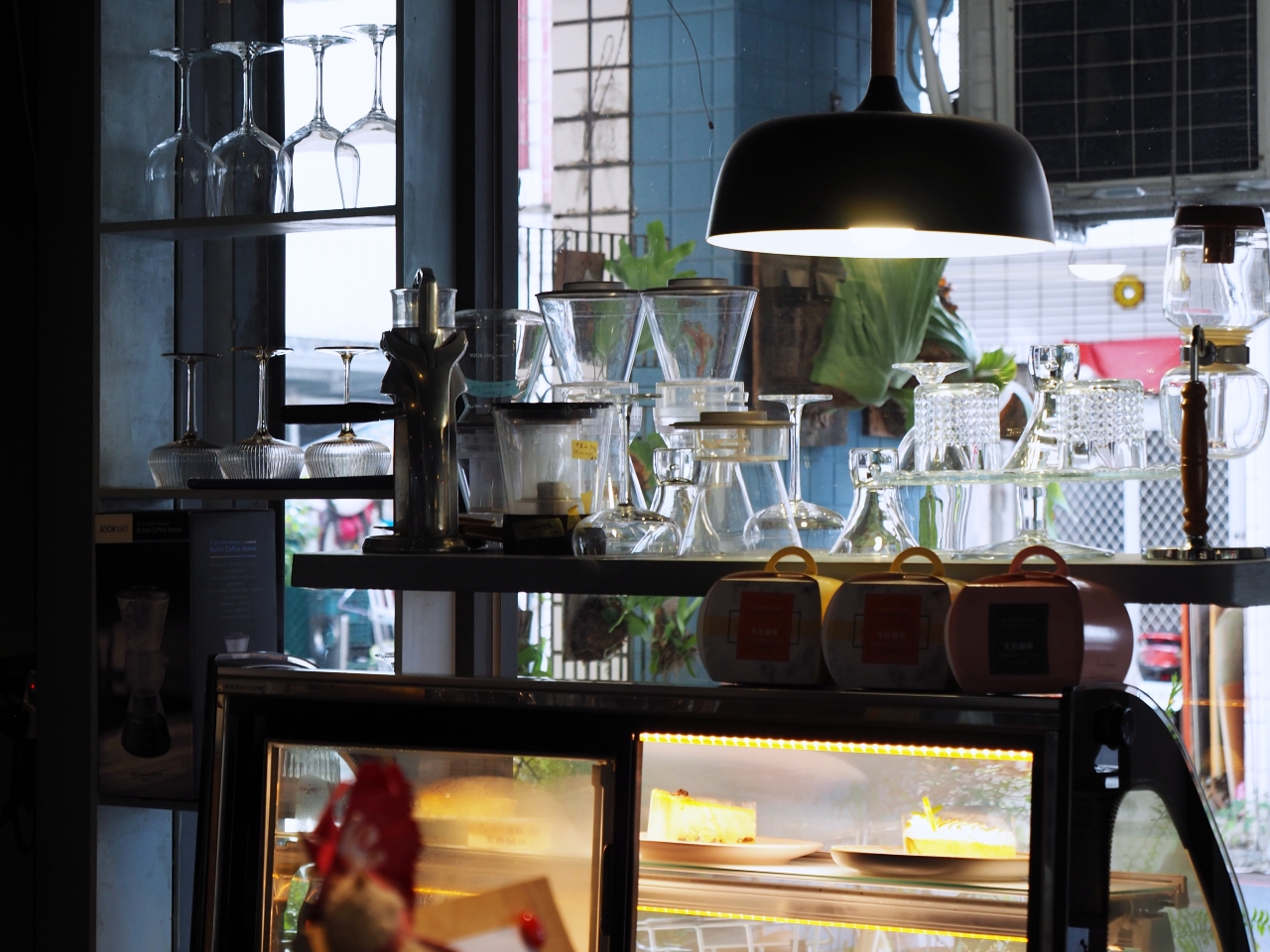 羅東市咖啡｜凡思La pensée Café，自家烘焙的咖啡與限量手工甜點  像是在城市裡盛開的藝術花園 @台客和文青的宜居生活𖤣𖤥𖠿𖤥𖤣