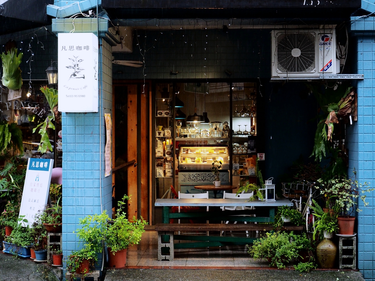 羅東市咖啡｜凡思La pensée Café，自家烘焙的咖啡與限量手工甜點  像是在城市裡盛開的藝術花園 @台客X文青的夫婦日常
