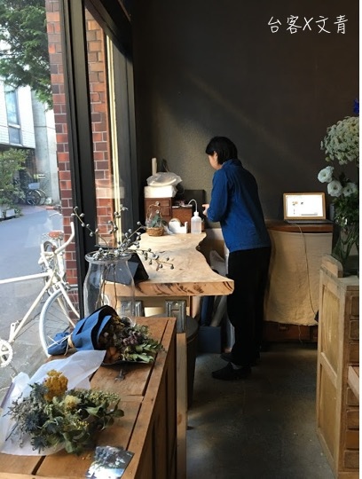 【東京⋈咖啡】最浪漫的事 花藝結合咖啡店的 「From afar 倉庫01」 @台客X文青的夫婦日常